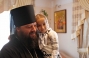 Настоятель Свято-Вознесенського монастиря Архімандрит Лонгін з вихованкою дитячого притулку