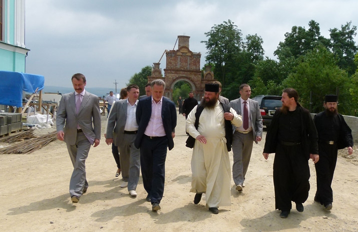 14 червня 2011 р. Губернатор Чернівецької області Михайло Папієв, Дмитро Фірташ та настоятель Свято-Вознесенського монастиря отець Лонгін відвідали будівництво Свято-Троїцького собору