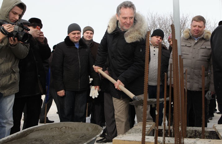 Дмитро Фірташ закладає капсулу початку будівництва тепличного комплексу