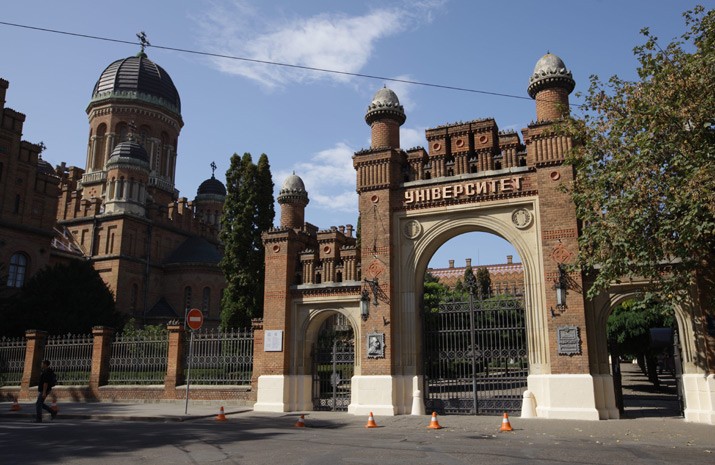 Центральний вхід Чернівецького національного Університету ім. Юрія Федьковича