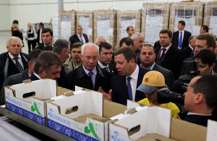 Прем'єр-міністр України Микола Азаров знайомиться з виробництвом "DF Agro" (Синьків)